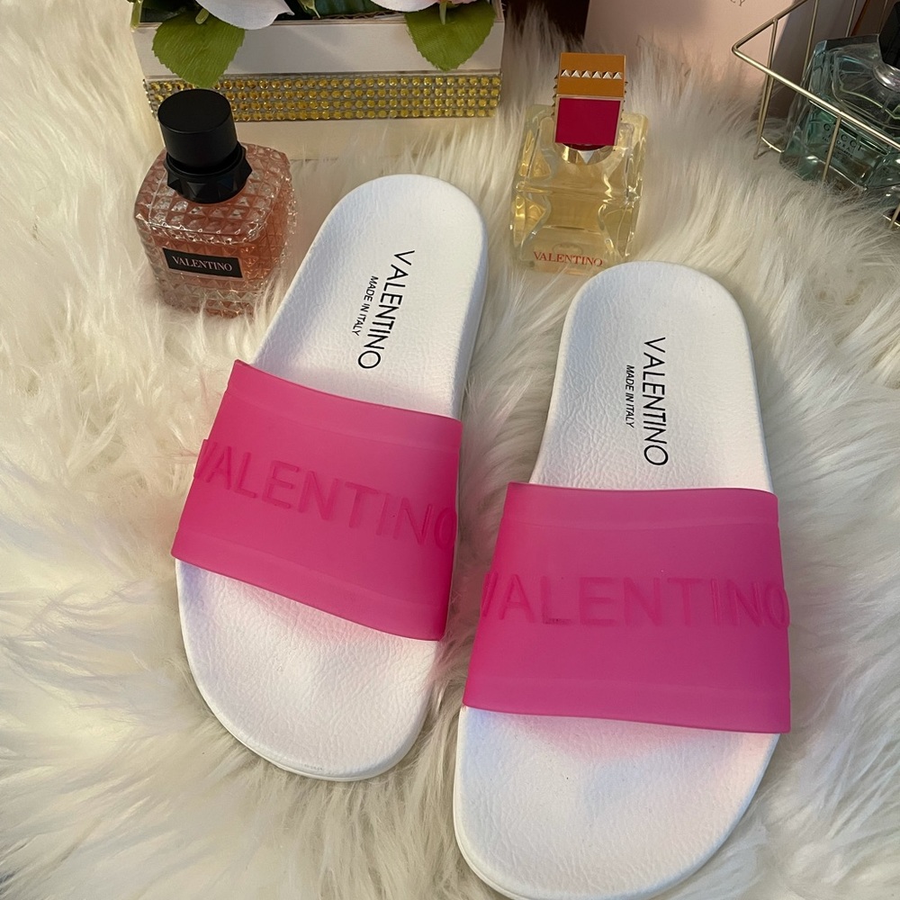 ❗️SOLD❗️Valentino slides